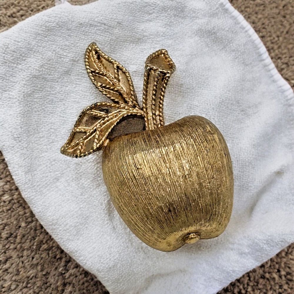 Avon Apple Brooch Pin Gold Tone Teacher Gift Miniature Vintage 70s Jewelry Pin